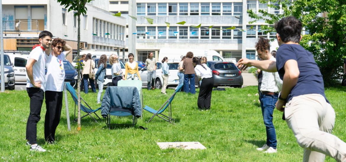 Des étudiants qui jouent au palet