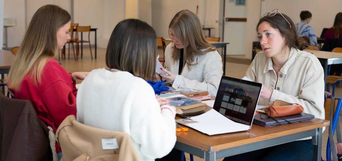 Photographie d'un groupe d'étudiantes qui discutent