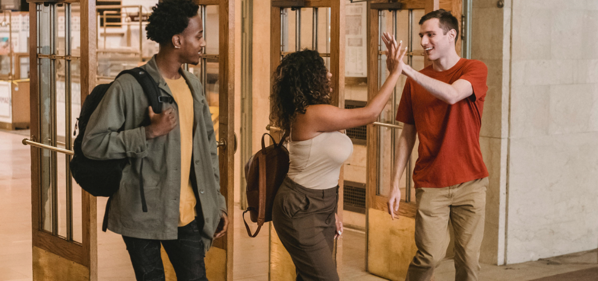 Trois étudiants qui rient ensemble