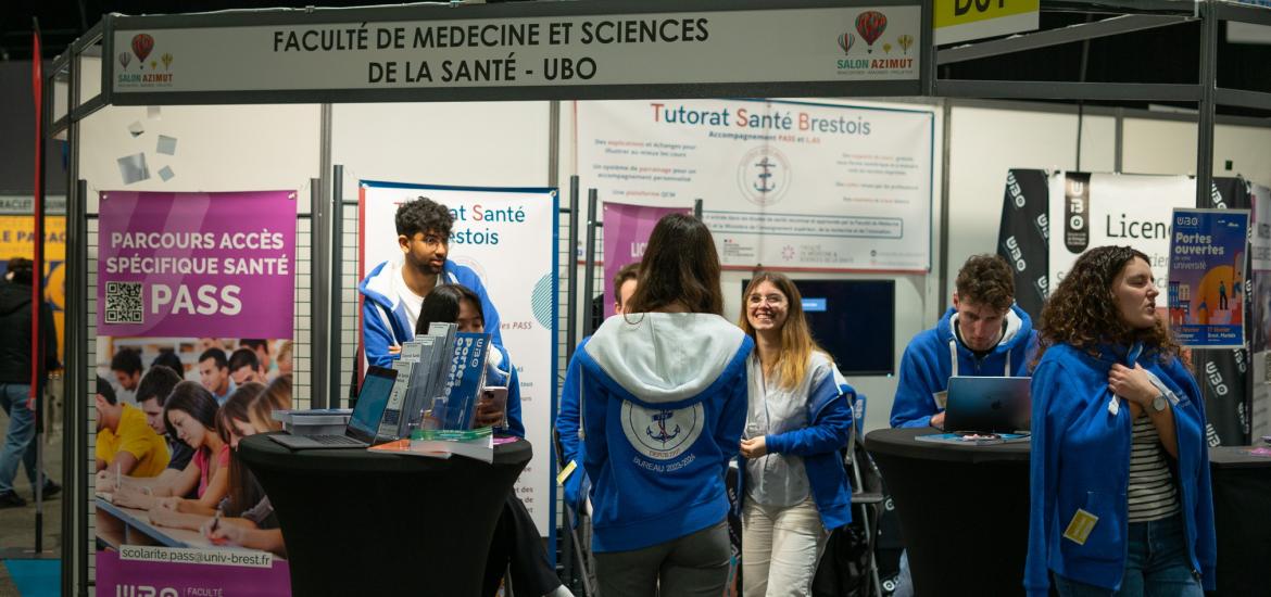 Groupe d'étudiant présentant leurs association lors d'un salon de l'orientation