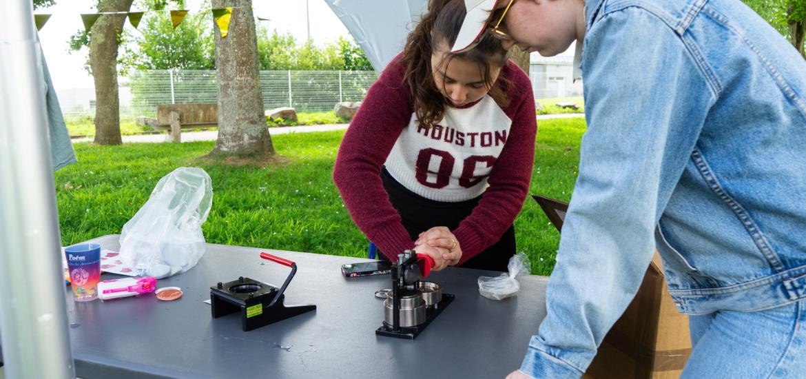 Etudiants créant des badges