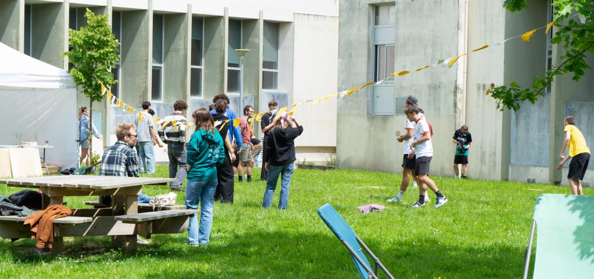 Etudiantes et Etudiants dans un parc par une journée ensoleillée