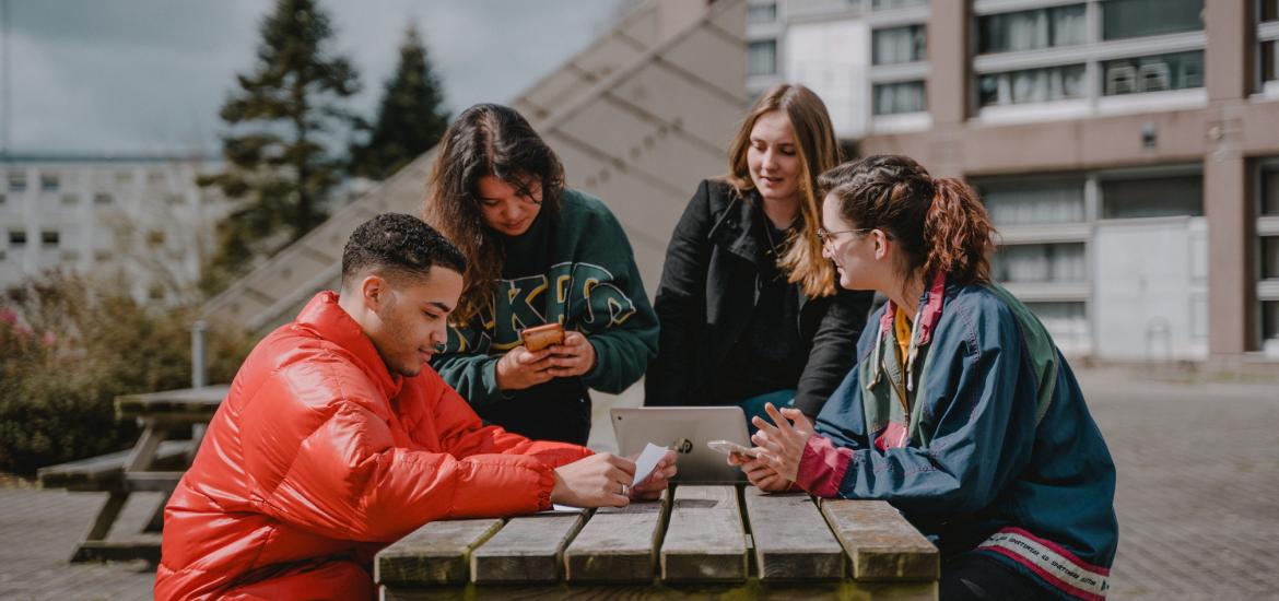 Groupe d'étudiant discutant dehors