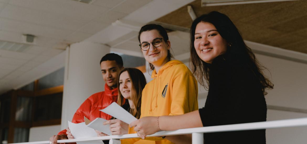 Groupe d'étudiant dehors