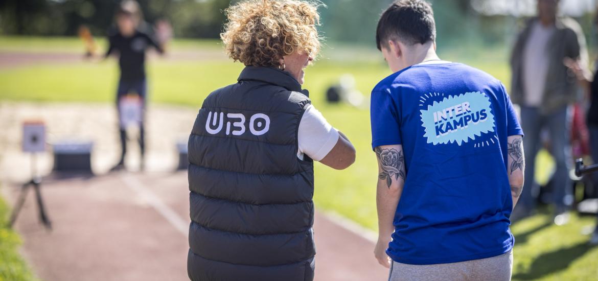 Deux personnes parlant lors d'un évènement de rentrée de l'UBO