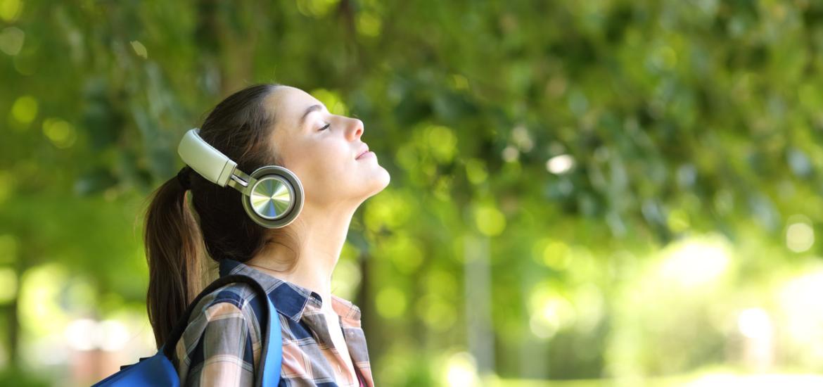 fille avec un casque qui respire et souri