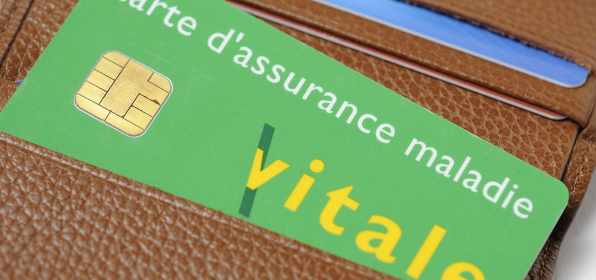 photo d'une carte vitale qui dépasse d'un porte feuille