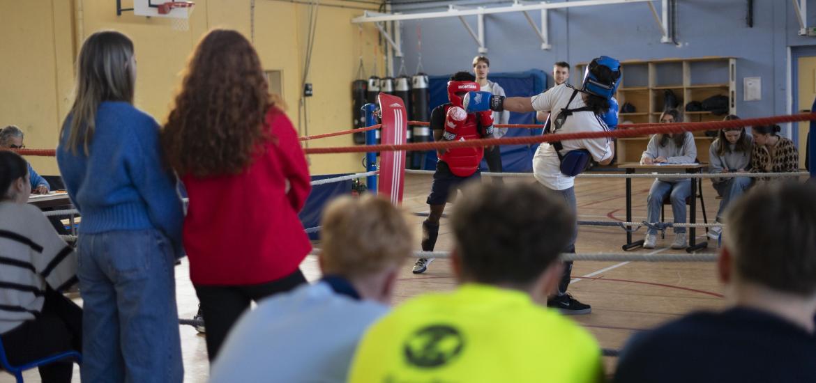 Photographie d'un combat de boxe lors d'une compétition universitaire