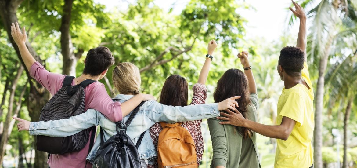 Etudiants de dos qui regardent la nature