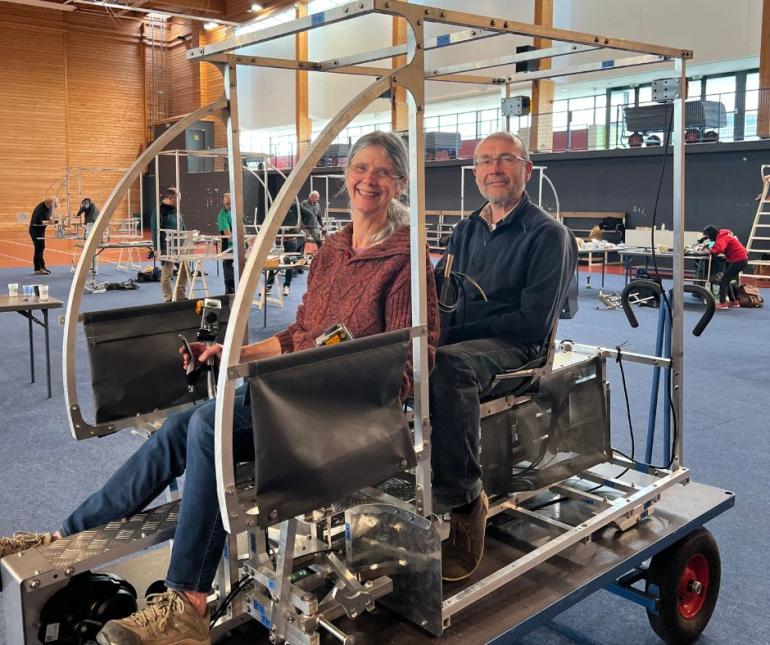 Photo de Babette et Marc Roual pendant l'atelier de montage