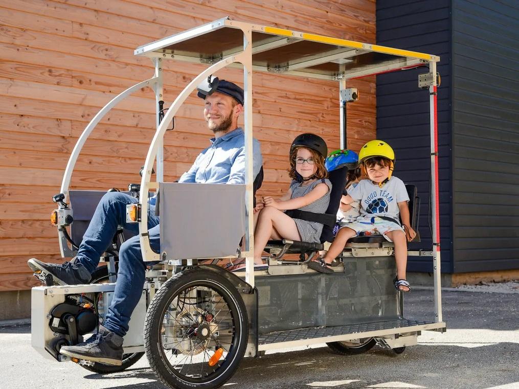 Vhélio avec à son bord un adulte et 3 enfants