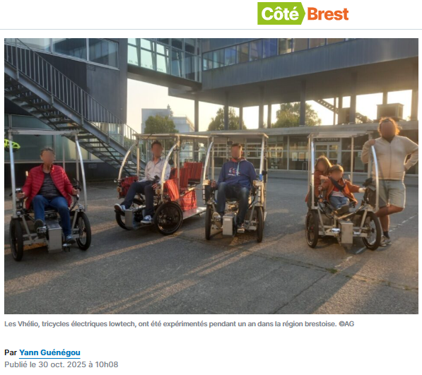 Photographie de 4 Vhélio devant l'université de Segalen